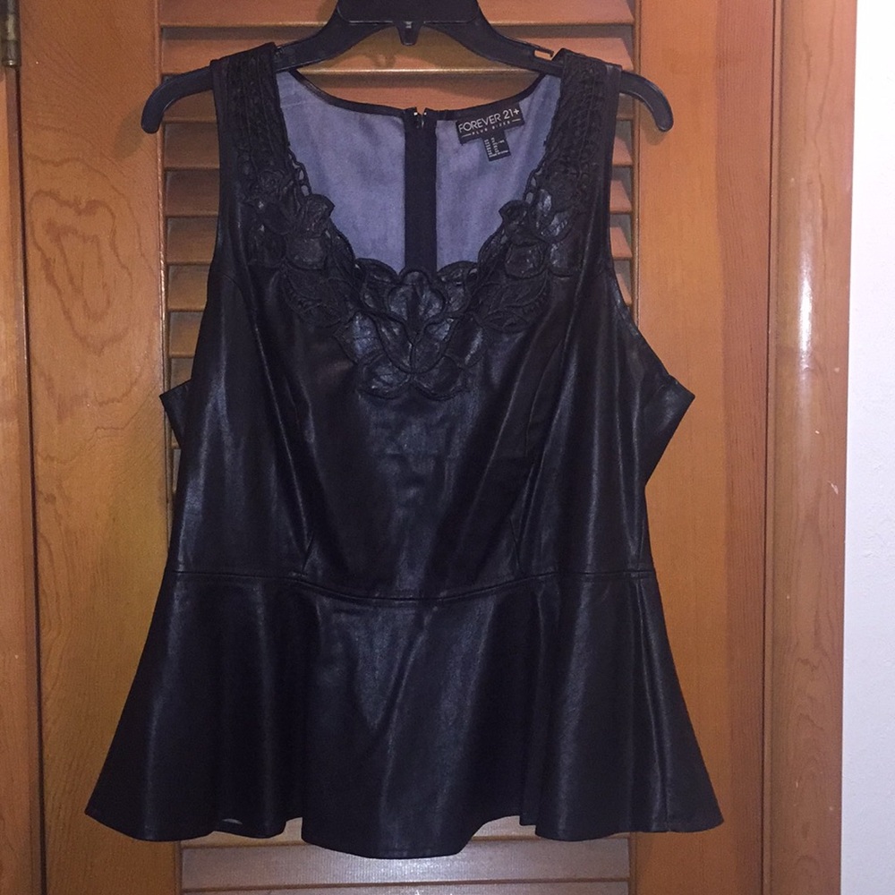 💐NWOT Beautiful Vegan Leather Peplum Blouse 👚
